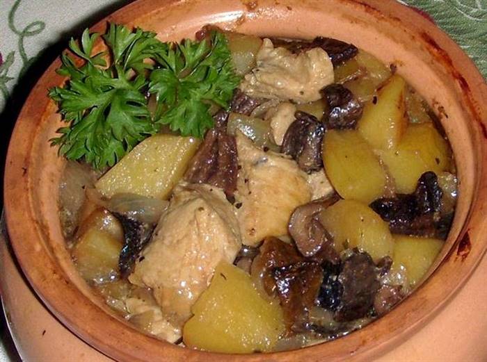 Картопля з м'ясом і грибами в мультиварці Якщо немає свіжих грибів, допустимо