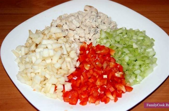 Салат із селерою та яблуком і куркою вирішили замінити варену курку